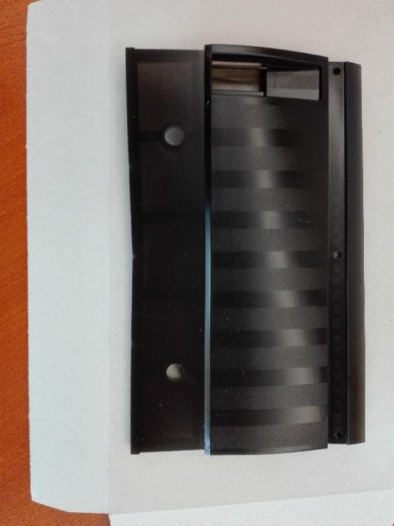 Tesniaca guma vyrobená z flexibilného PVC, APEX 4112, čiernej farby. Je časťou výrobku Uniq PC 215 (stroj na automatické spracovanie údajov) a slúži ako tesniaci kryt konektorov na mieste, kde sa zapájajú do počítača káble. Je ochranou pred prachom a vodou a inými nečistotami, ktoré by sa mohli dostať do napájacích konektorov Uniq PC.