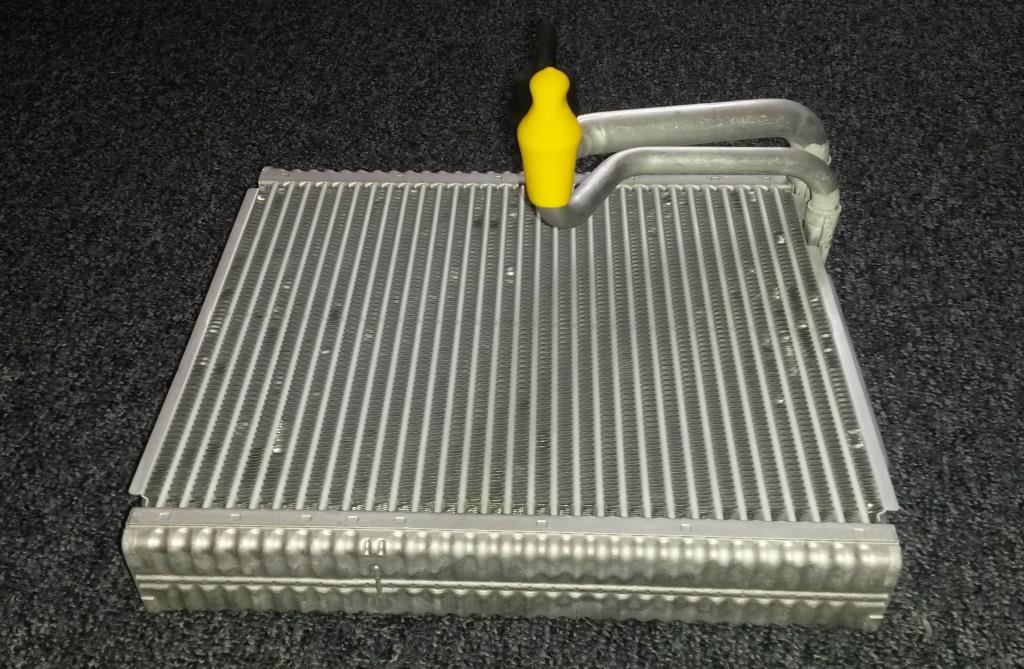 Hliníkový výparník (evaporizátor) je súčasťou chladiacého okruhu základného klimatizačného modulu (HVAC) osobných automobilov.
Vo výparníku dochádza k zmene skupenstva chladiacého média z kvapalného na plynné za súčasného odoberania tepla z okolia výparníku, čím sa ochladzuje vzduch dodávaný do kabíny osobného automobilu.
Výparník je obdĺžníkového tvaru a skladá sa z hliníkového rámu, v ktorom sú zabudované rebrá pre vedenie chladiacého média. Do rámu môžu byť zabudované hliníkové trubky pre prívod a odvod chladiacého média, alebo je výparnik bez nich.