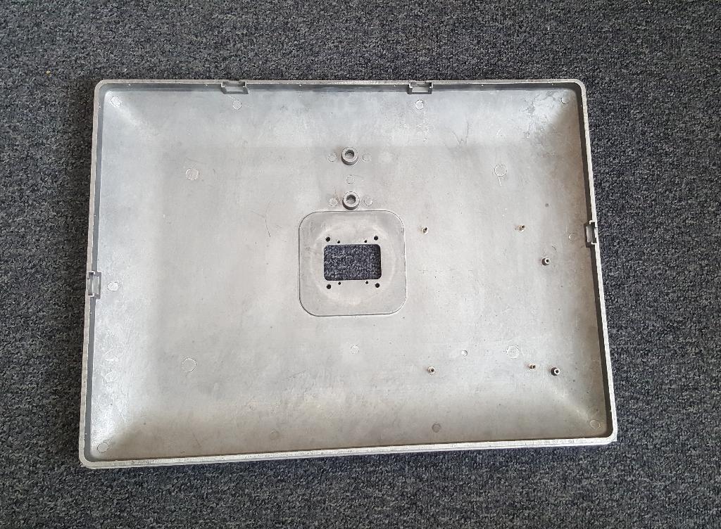 Zadný kryt stroja na automatické spracovanie údajov, špeciálne tvarovaný, vyrobený na základe technického výkresu.
Rozmery: 465,9 x 347,4 x 55,0 mm.