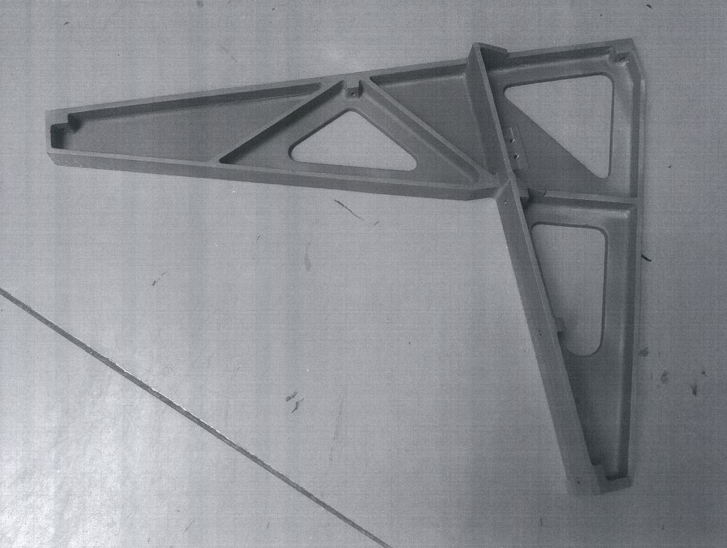 Platna (Base Plate Bracket) je vyrobená z hliníkovej zliatiny LM25M a jej kompozitov vystužená s 7,5% SiC+2,5% TiO2 a 2,5% SiC+7,5% TiO2 zodpovedajúca norme BS 1490: 1988LM25. Diel je povrchovo upravený polyuretánovým čiernym sprayom RAL 9004 a slúži ako podperná doska základného stola manipulátora, ktorá je neoddeliteľnou súčasťou priemyselného röntgenu používaného v strojárskom a elektrotechnickom priemysle. Bez tohto dielu je priemyseľný röntgen z funkčných a bezpečnostných dôvodov nepoužiteľný. Diel je špeciálne navrhnutý a vyrobený pre tento röntgen. Röntgen sa používa v strojárskom a elektrotechnickom priemysle na röntgenovanie zvarov, elektronických komponentov ako sú dosky plošných spojov a pod.