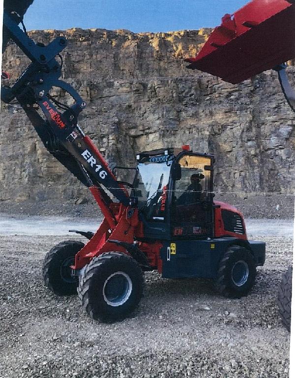 Čelné nakladače, ktoré slúžia na premiestnenie materiálu na krátke vzdialenosti. Ide o mechanický motorizovaný multifunkčný nakladač. Okrem lopaty sa naň dajú namontovať vidlice alebo iné nakladacie príslušenstvo.