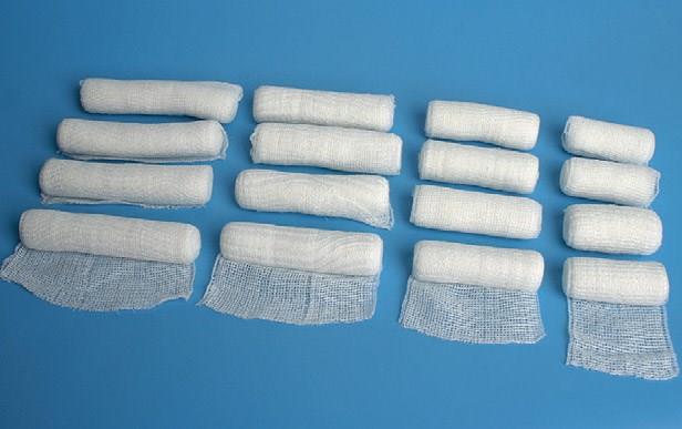 Obväz vysoko elastický fixačný, navinutý do zvitku, rozmer 10 cm x 4 m, bielej farby s vysokou priedušnosťou, nesterilný. Tovar je vyrobený z chemických textilných materiálov (polyamid 65%, viskóza 35%).
Obväz je určený na fixáciu v oblasti kĺbov a oblých častí tela. Dodáva sa zabalený v počte 20 kusov v plastovom vrecku s označením, v balení na predaj v malom.