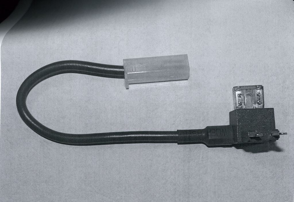 Držiak poistky 15A - elektrická kabeláž používaná v automobilovom priemysle na prepojenie elektrického obvodu z poiskovej skrine. Kabeláž je vybavená na obidvoch stranách koncovkami, z ktorých sa jedna zasúva do poistkovej skrine na miesto poistky a druhá slúži na pripojenie zariadení. Držiak má aj ochrannú funkciu, nakoľko obsahuje aj nožovú poistku.