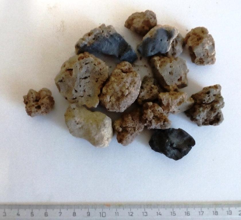 Sintrovaná rafinačná hlinito-vápenatá troska. Vyrába sa tavením z bauxitu a vápenca, uhličitanu sodného a ďalších taviacich prísad.
Používa sa pri výrobe ocele na zníženie obsahu síry v oceľovej tavenine a zvýšenia jej čistoty. Aplikuje sa priamym dávkovaním do tekutej ocele za účelom je odsírenia, deoxidácie a absorbcie inklúzií v oceľovej tavenine.
Tovar je vo forme tvrdých hrudiek amorfného tvaru rôznej veľkosti do 3 cm. Niektoré hrudky sú porézne, iné menej porézne. Farba hrudiek je od svetlej béžovej po sivú.