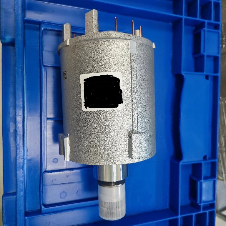 Bezkomutátorový trvale budený magnetický synchrónny motor na striedavý prúd, určený pre automobilový priemysel so stanovenou rýchlosťou najviac 7 000 ot/min, s menovitým výkonom 400 W alebo viac, ale najviac 1,8 kW (pri 12 V), s priemerom príruby 80 mm alebo viac, ale najviac 200 mm, s maximálnou dĺžkou najviac 220 mm meranou od začiatku hriadeľa po vonkajšie ukončenie, s dĺžkou krytu najviac 180 mm meranou od príruby po vonkajšie ukončenie, so základným krytom z oceľového plechu alebo tlakovo liateho hliníka pozostávajúcim z najviac dvoch častí, vrátane elektrických komponentov a príruby s dvoma alebo viacerými, ale najviac 11 otvormi, tiež s tesniacim spojom (drážka s O-krúžkom a ochranným mazacím alebo tekutým tesnením), so statorom s jednoduchým T-zubovým dizajnom a jednoduchým vinutím v topológii 12/10 alebo 12/8 a povrchovými magnetmi.
