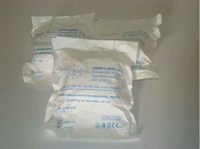 Obväz s vysokou savosťou neimpregnovaný farmaceutickými látkami, sterilný.
Je určený na krytie rán, na chirurgické ošetrenie rán a zvlášť na popálenú kožu.
Skladá sa z dvoch materiálov - vaty a gázy, ktoré sú navzájom prešité. Vata je zložená zo 100 % bavlneného vlákna a tvorí jadro obväzu. Povrch obväzu je z bielenej hydrofilnej 100 % bavlnenej gázy. Gáza je tkaná s hustotou 17 nití na cm2.
Obväz je jednotlivo balený v papierovom obale. Dodáva sa na predaj v malom bez potreby ďalšieho prebaľovania.