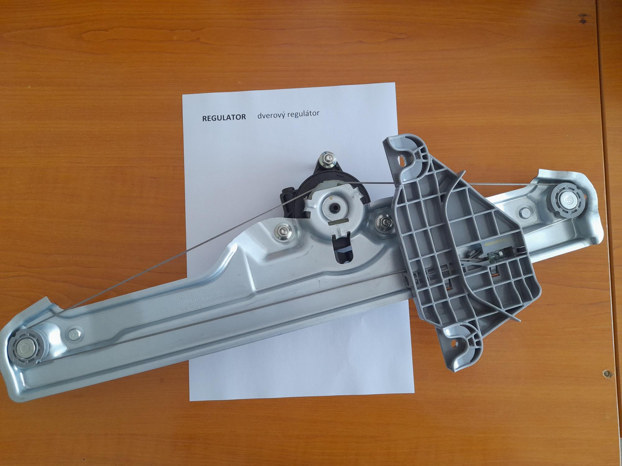 Tovarom je dverový regulátor, ktorý je mechanizmom na otváranie a zatváranie okien automobilu. Tovar pozostáva z komponentov koľajnička z pozinkovanej ocele, lanko, kladky, bubienok, kurzor/jazdec z polyamidu a elektrický motorček. Tovar za pohybu motorčeka, ktorý hýbe lankom sa sklo upevnené v kurzore/jazdci posúva po koľajničke nahor a nadol. Tovar sa montuje do dverí automobilu.