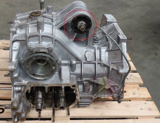 Opracovaná hliníková rúrka časť gumokovového uloženia prevodovky osobného automobilu. Vyrobené z materiálu EN754-2 AW-6082 T6.
 Komponent  zabezpečuje uloženie silentbloku v odliatku skrine prevodovky, bez neho by sa silentblok v odliatku hýbal a neplnil by svoju funkciu. Takže je esenciálnou súčasťou produktu.