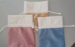 Tovarom je textilné vrecko, pletené. Rôzne veľkosti tovaru: 11*14 cm, 13*20 cm a 17*26 cm. Materiál tovaru: 100% polyester. Farby: rôzne. Balenie tovaru: po 6 ks mix farieb v plastovom vrecku. Použitie: balenie darčekov, úschova rôznych drobných predmetov.