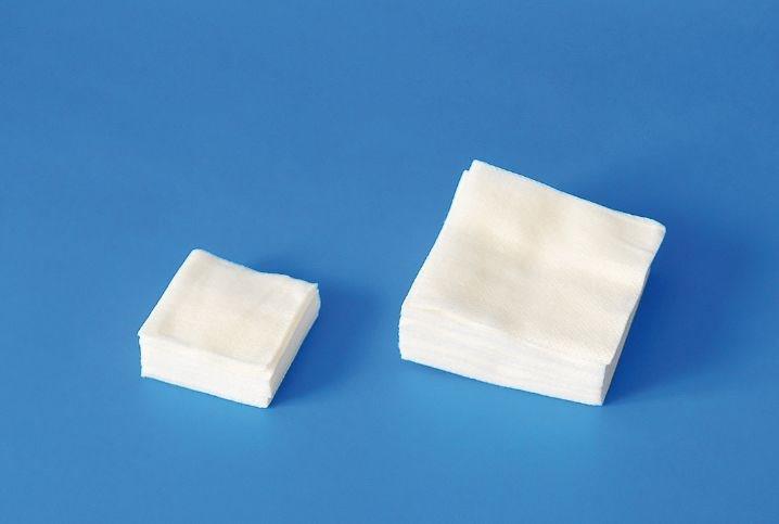 Tovar predstavuje výrobok z netkanej textílie, poskladaný v štyroch vrstvách do tvaru štvorca s rozmermi 10 cm x 10 cm. Kompresy sú určené na prvotné ošetrenie znečistených poranení, ako mechanická bariéra sa prikladajú na poranenie a slúžia na lekárske použitie. 
Kompresy sú vyrobené z chemických textilných materiálov (70% viskózy a 30% polyesteru). 
Kompresy v počte 100 kusov sú zabalené do papierového obalu s označením, balenie je určené na predaj v malom.