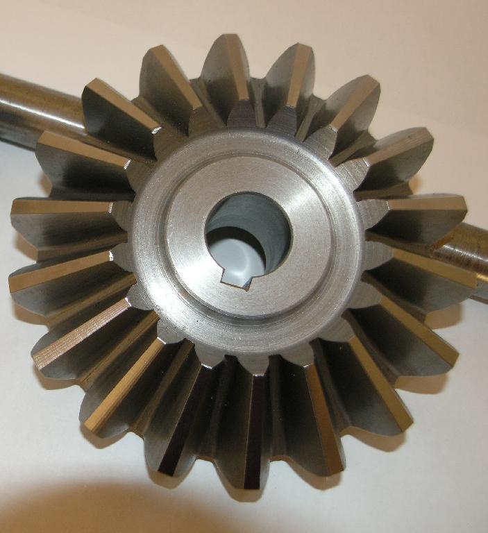 Kužeľové ozubené kolesá. Sú určené do prevodového mechanizmu ručnej brzdy podvozkov železničných vozňov. Ide o časť mechanickej ručnej brzdy.