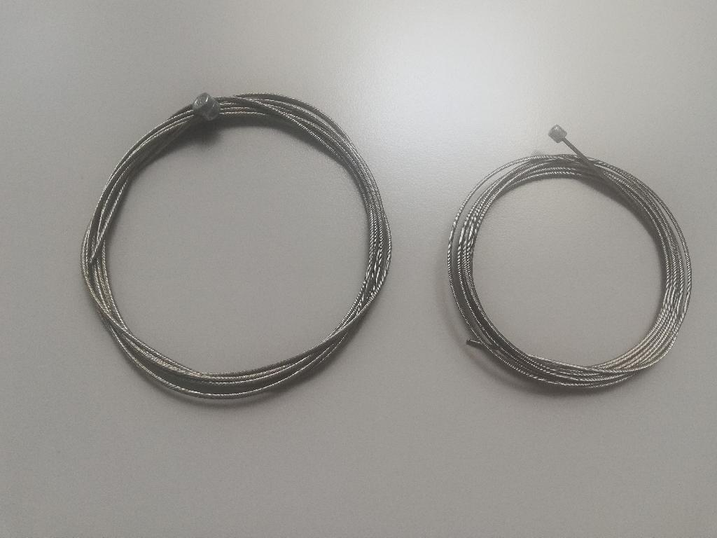 Tovarom je brzdné a riadiace splietané lanko na bicykel. Tovar je vyrobený z nehrdzavejúcej ocele splietaním. Priemer lanka je 1,6 mm a 1,2 mm. Tovar je vybavený na jednej strane koncovkou. Tovar je narezaný na určitú dĺžku. Brzdové lanká sú v dĺžke 2000 mm, 2050 mm a 3500 mm. Riadiace lanká sú v dĺžke 2100 mm a 3000 mm.