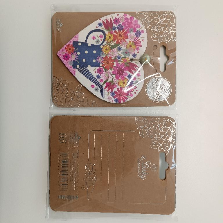 Dekorácia z dreva v tvare srdca z 3 mm preglejky s rozmermi 10x10 cm. Dekorácia je jednostranne potlačená, s jutovým závesom, s farebným korálikom a s kraftovou hlavičkou. Tovar je balený v krabici - 8 vzorov, 6 ks za sebou. Každá dekorácia je samostatne umiestnená v OPP vrecku.