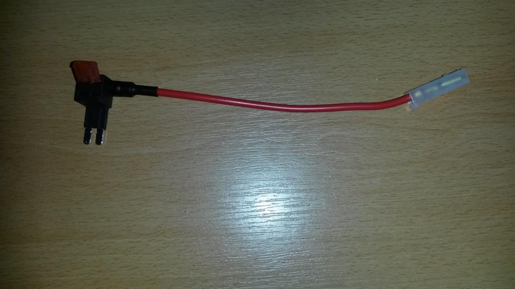 Držiak poistky 10A - elektrická kabeláž používaná v automobilovom priemysle na prepojenie elektrického obvodu z poistkovej skrine. Kabeláž je vybavená na obidvoch  stranách koncovkami, z ktorých jedna sa zasúva do poistkovej skrine miesto poistky a druhá slúži na pripojenie zariadenia. Držiak má aj ochrannú funkciu, nakoľko obsahuje nožovú poistku.