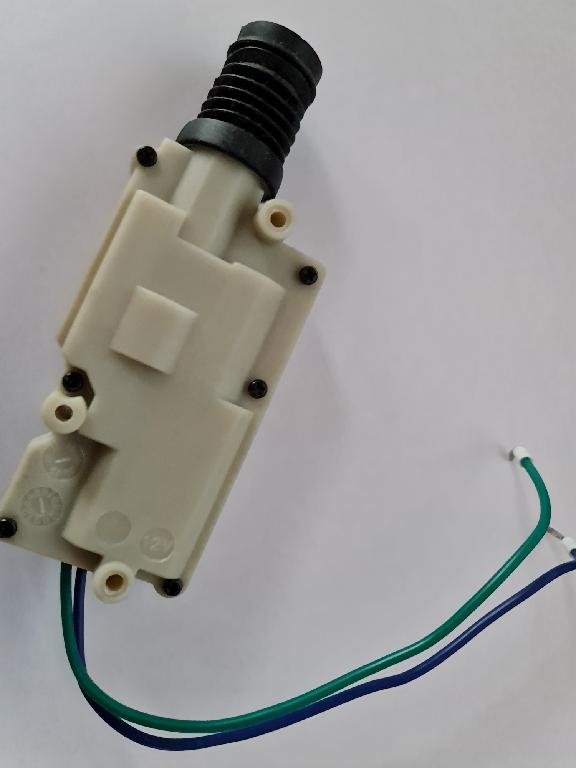 Aktuátor – elektrický pohon na prepnutie zámku dverí vo vozidle do otvorenej alebo zatvorenej polohy. Skladá sa z elektromotorčeka na jednosmerný prúd v plastovom kryte, káblikov, spojovacieho materiálu, silikónu a gumy.
Technické parametre:  napätie – DC12V-13.5V, prúd – 1.5A-4.5A.