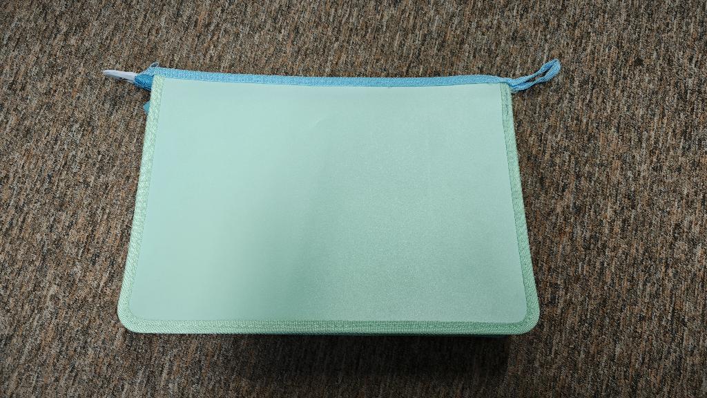 Tovarom je plastový obal so zipsom. Materiál: polypropylén (PP). Rozmery tovaru: 330*230 mm. 4 motívy/4 rozličné farby – floral, simply, anekke, modrý vzorovaný. Tovar sa používa na uskladnenie a prenos dokumentov a dokladov.