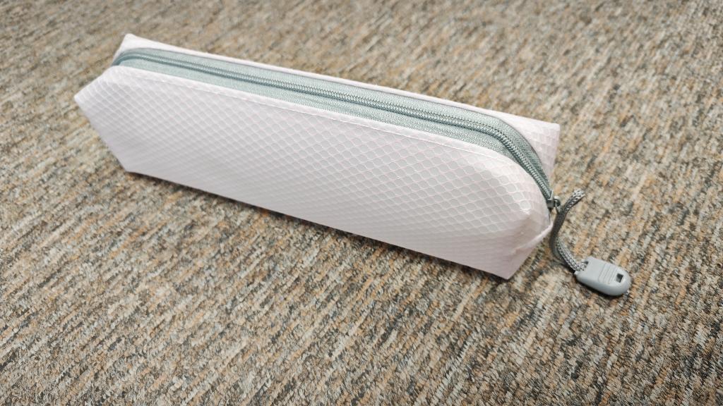 Tovar predstavuje peračník s vonkajšou vrstvou z plastovej fólie.
Materiál: vonkajšia aj vnútorná vrstva - EVA (etylénvinylacetát), zips aj s bežcom - kov + textília. Rozmer: 210*50*50 mm. Tovar je v troch farbách - ružová, zelená, modrá. Tovar sa používa ako školská pomôcka. Je balený v OPP vrecku.