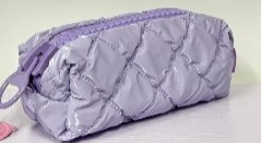 Tovarom je peračník/puzdro pre deti/žiakov vhodný na školské pomôcky, drobné predmety atď. Materiál tovaru: 210D polyester, na povrchu je PU (polyuretánová vrstva). Tovar je vo viacerých dizajnoch a farbách. Rozmery tovaru: 22 x 10 x 7 cm. Zips - šírka 3 cm + plastový ťahač. Balenie tovaru: visačka + OPP vrecko.