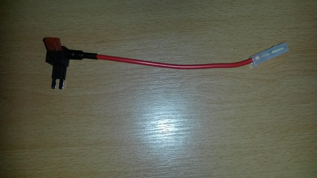 Držiak poistky - elektrická kabeláž používaná v automobilovom priemysle na prepojenie elektrického obvodu z poistkovej skrine. Kabeláž je vybavená na obidvoch  stranách koncovkami, z ktorých jedna sa zasúva do poistkovej skrine miesto poistky a druhá slúži na pripojenie zariadenia. Držiak má aj ochrannú funkciu, nakoľko obsahuje nožovú poistku.