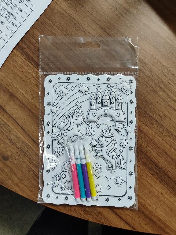 Tovarom sú potlačené nálepky, ktoré sa vyfarbujú fixkami a následne sa použijú na ozdobné účely. Materiál tovaru: mini fixky - PP+INK,  obrázok a podklad - PVC, top s informáciami - papier, obal tovaru  - PP vrecko. Rozmery tovaru: 14,8 x 10 cm, 4 rôzne dizajny.