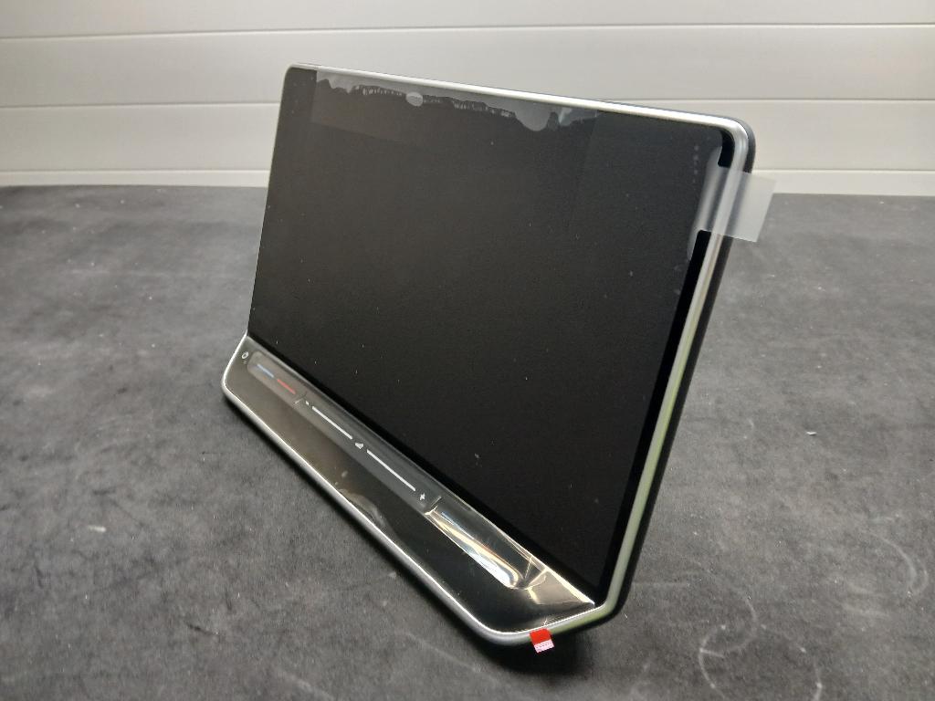 Plochý panelový zobrazovací LCD modul - zariadenie na zobrazenie informácií vybavený zobrazovacou jednotkou určený na montáž do výrobkov ostatných položiek pred použitím. 
Technické parametre:
-hmotnosť: 1,55 kg
-rozmery: 321 * 207 * 90 mm
-rozlíšenie: 1920 x 1080
-veľkosť zobrazovacieho panela: 12,9” TFT
-jas: podsvietenie / 36 LED, flex-PCB / LCF opt.
-elektronický koncept: TVII-2M-100pin
-spôsob komunikácie: CAN-FD / LVDS: GMSL 3
-podporované písanie rukou: Áno
-metóda dotykovej obrazovky: Vstavaný dotyk
-materiál obrazovky: TFT-LCD
-zadný kryt lakovaný: Áno
-materiál zadného krytu: PC-ABS
-navigačná funkcia: podporovaná
