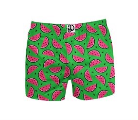 Tovarom sú farebné dámske trenky (Women Loose Boxers), ktoré sú nosené ako dámske spodné prádlo. Tovar je vyrobený z tkaniny, ktorá je z bavlny 100%. Tovar má v páse všitý pás textilnej gumy. Tovar má voľnejší strih, krátke nohavice voľnejšie okolo nôh s vykrojením na boku. Tovar je bez zapínania. Tovar je farebne celý potlačený farebným vzorom a je dodávaný v rôznych farebných prevedeniach.