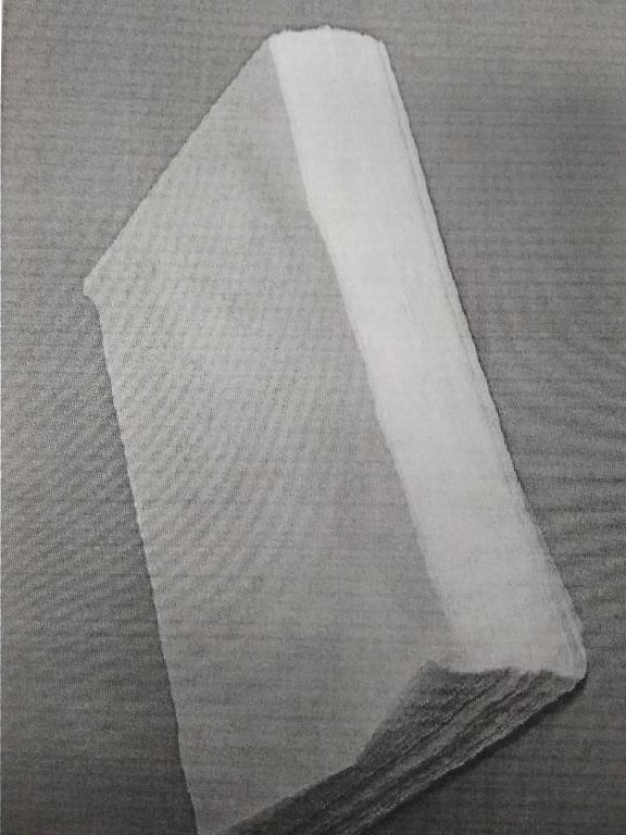 Vata buničitá bielená v rezoch, narezaná do pravouhlého tvaru, obdĺžnik s rozmerom 40 cm x 60 cm. Štvorvrstvová vata bielej farby s jemnou rovnomernou štruktúrou a vysokou savosťou. Vata nepráši a je jemná na dotyk. Vata je vyrobená zo 100% celulózy a používa sa ako absorpčná hygienická pomôcka na hygienické účely. Je určená na predaj v malom.